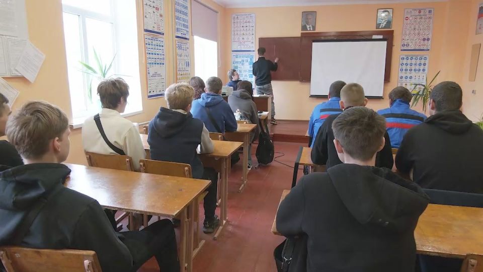 Денис Пушилин: В этом учебном году выделили 65 бюджетных мест для подготовки машинистов кранов металлургического производства в техникумах Донецкой Народной Республики с учетом потребностей наших предприятий