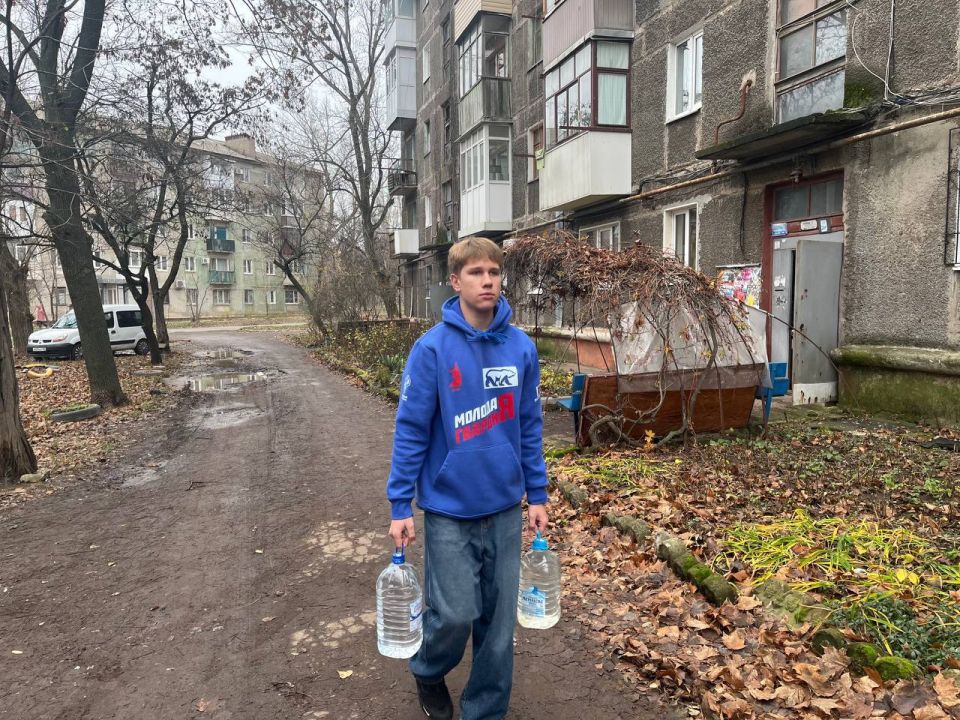 Активисты разнесли питьевую воду жителям Горловки