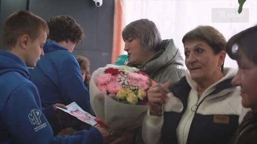 В Горловке женщинам-шоферам подарили цветы в День работника транспорта