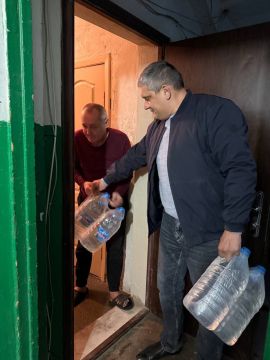 Роман Конев: 20 ноября 2025 года депутат Горловского городского совета от фракции «Единая Россия» Павел Калфакчиян оказал адресную помощь жителю