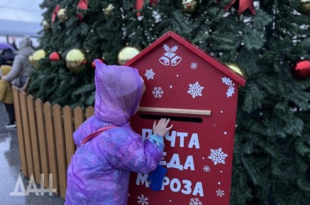 Елочные базары и сладкие подарки: Горловка готовится к Новому году