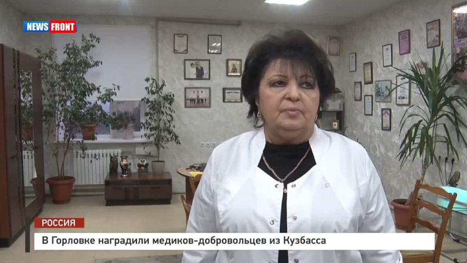 В Горловке наградили медиков-добровольцев из Кузбасса, которые приехали в город оказывать помощь в спасении раненых