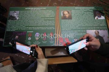 Сегодня в донецкой школе № 125 состоялось открытие Парты Героя, посвященное журналисту, историку, краеведу, участнику СВО Анатолию Жарову и военкору Александру Мартемьянову