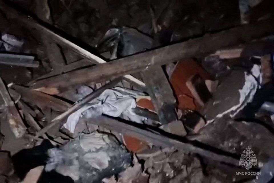 Сотрудники МЧС России спасли из-под завалов двоих жителей Горловки