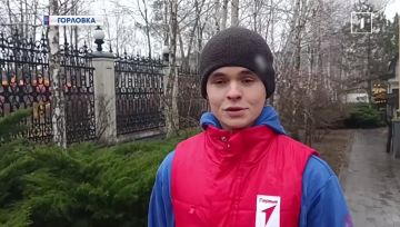 С доставкой на дом: активисты «Движения Первых» передали питьевую воду пенсионерам Горловки