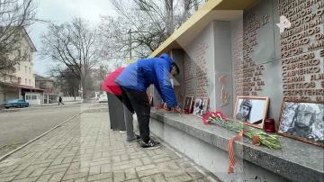 В ДНР возложили цветы погибшим при исполнении профессиональных обязанностей военкорам в День памяти журналистов