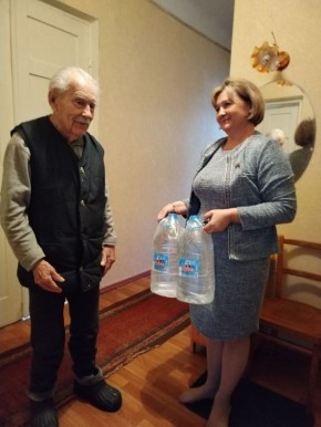 Роман Конев: 16 декабря 2025 года депутаты Горловского городского совета от фракции «Единая Россия» — Даниил Карабаев, Эдуард Полепкин, Елена Кузьмина — осуществили адресный подвоз воды