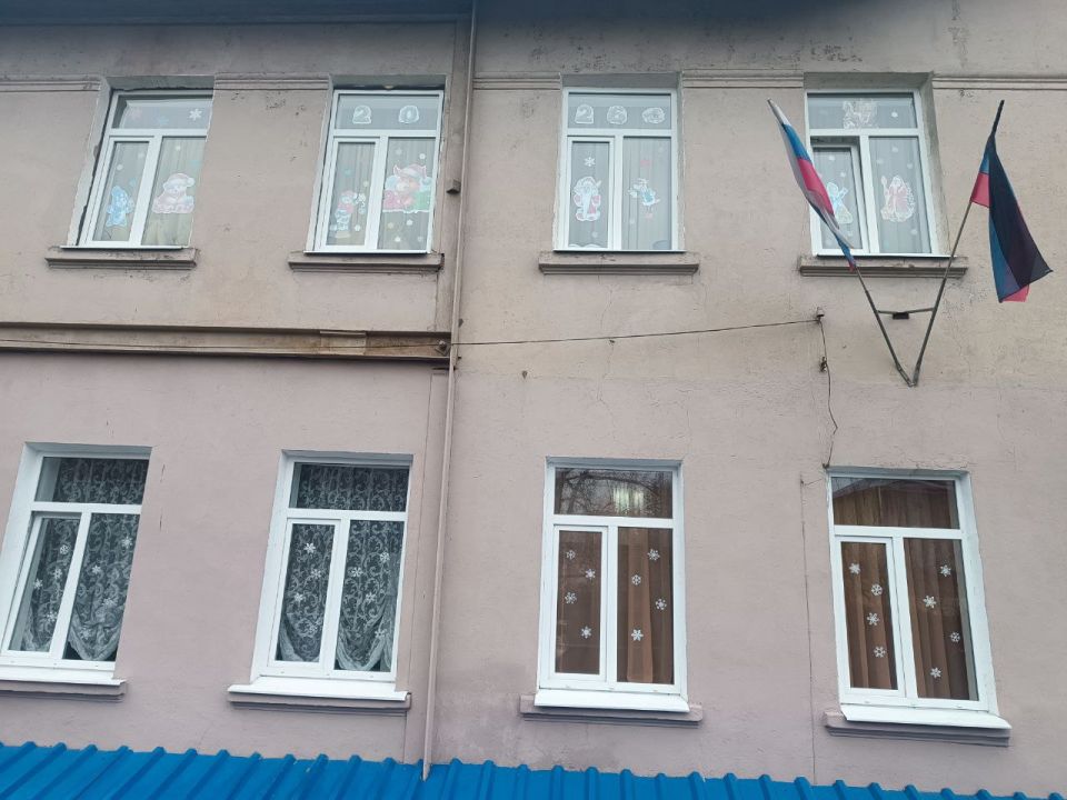 В Центрально-Городском районе города Горловка продолжается реализация по созданию новогодней атмосферы в преддверии праздников