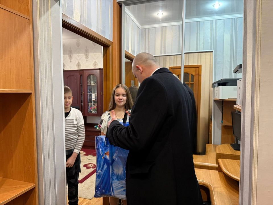 Руководители Управы Никитовского внутригородского района города Горловка поздравили детей с Днем Святого Николая