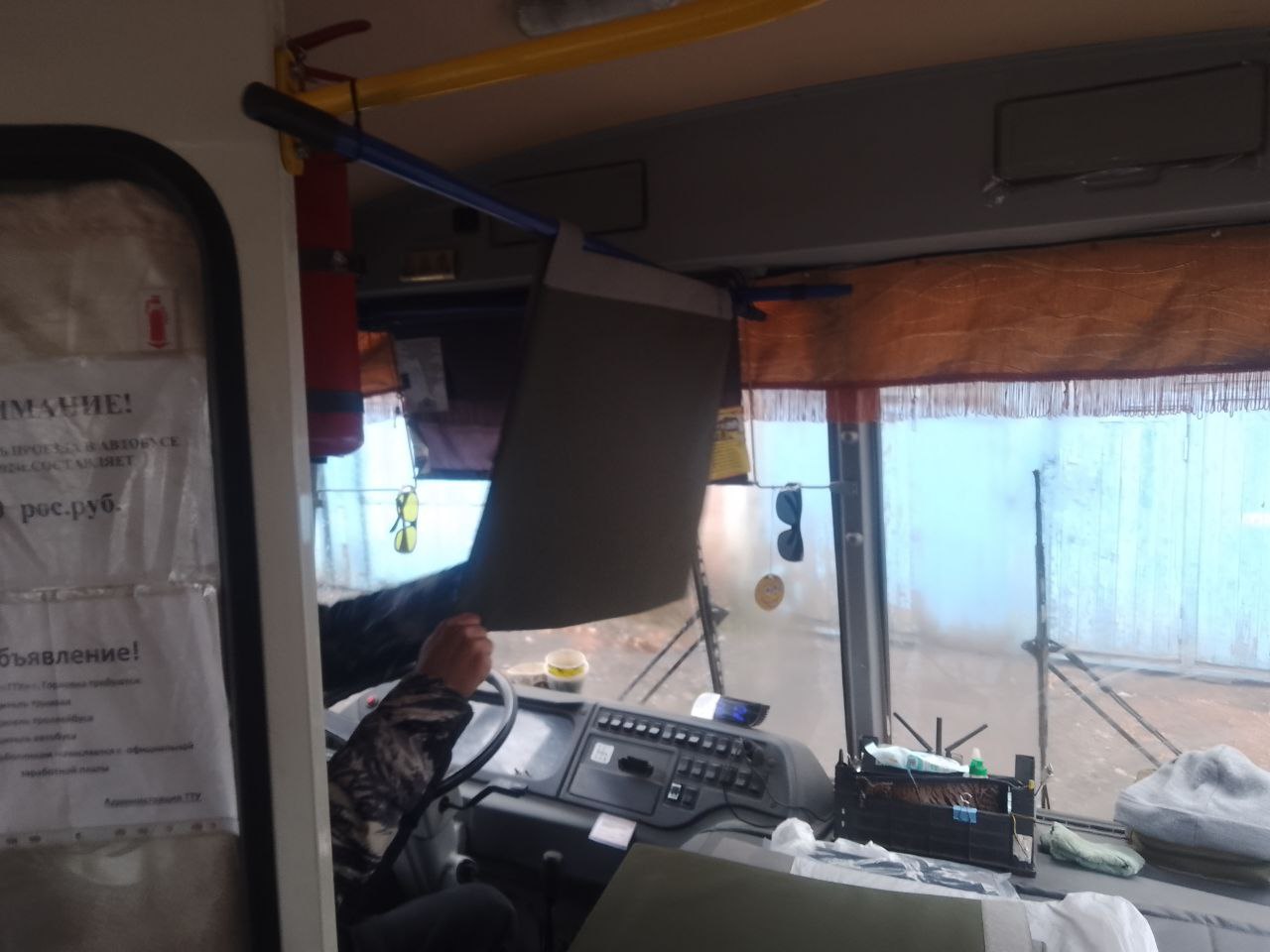 Для дополнительной защиты водителя: на кабину автобуса №8 в Горловке установили бронешаль