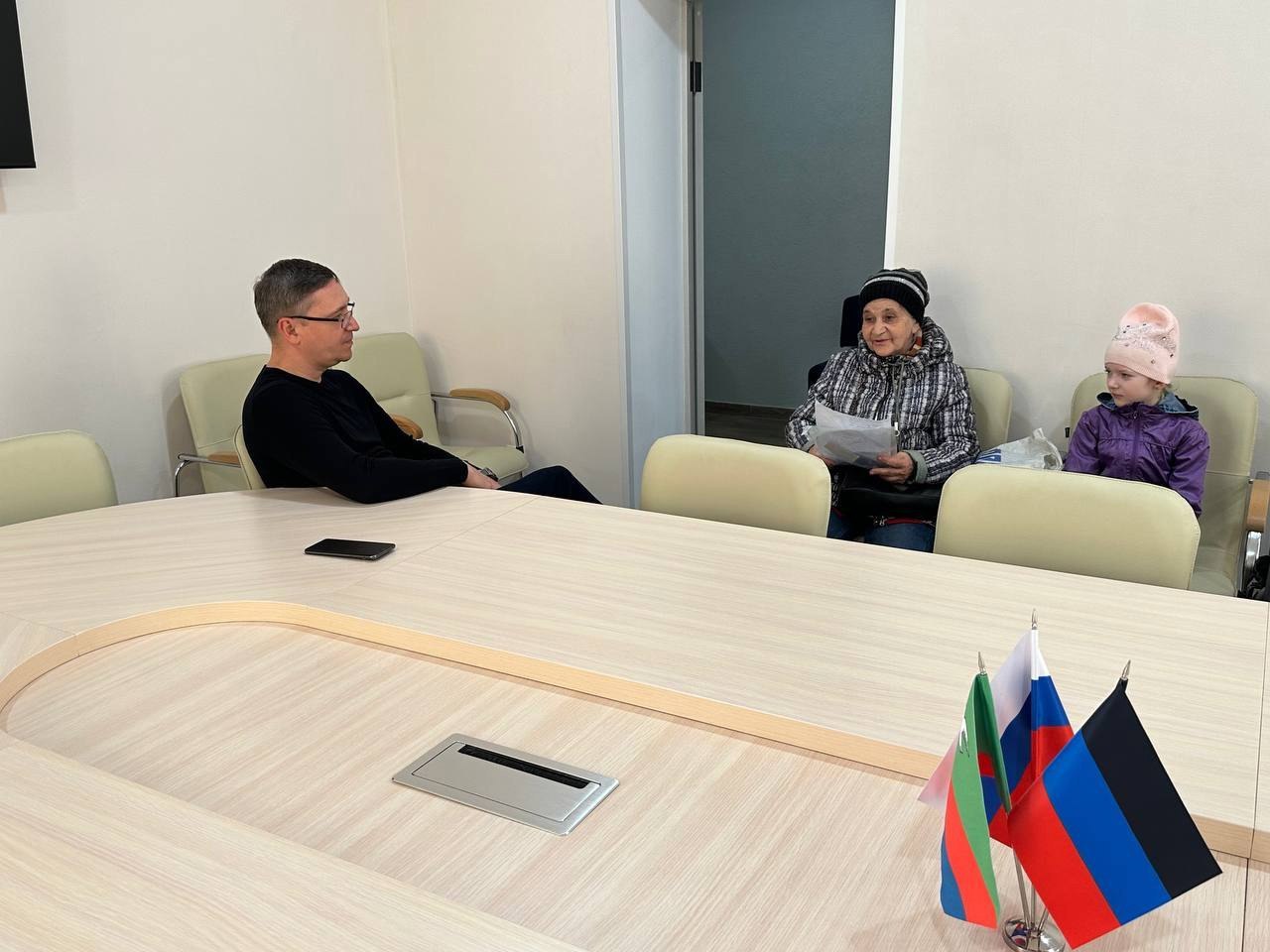 24 декабря 2025 года депутаты Горловского городского совета от фракции «Единая Россия» – Роман Конев, София Потапова, Олег Сладкевич, Геннадий Маюров – провели встречи с населением