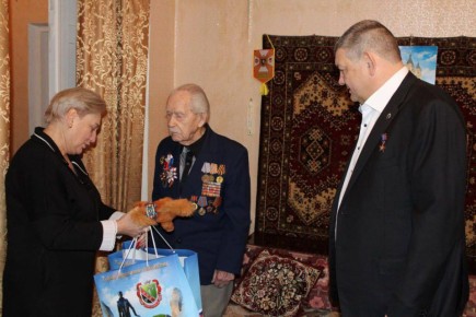 В Горловке поздравили 101-летнего ветерана с Новым годом