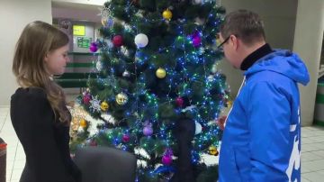 Исполнение мечты юной горловчанки: электрическая гитара – от губернатора Кузбасса