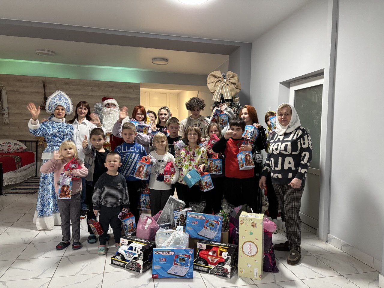 Тепло сердец согревает Горловку: подарки детям от друзей со всей страны