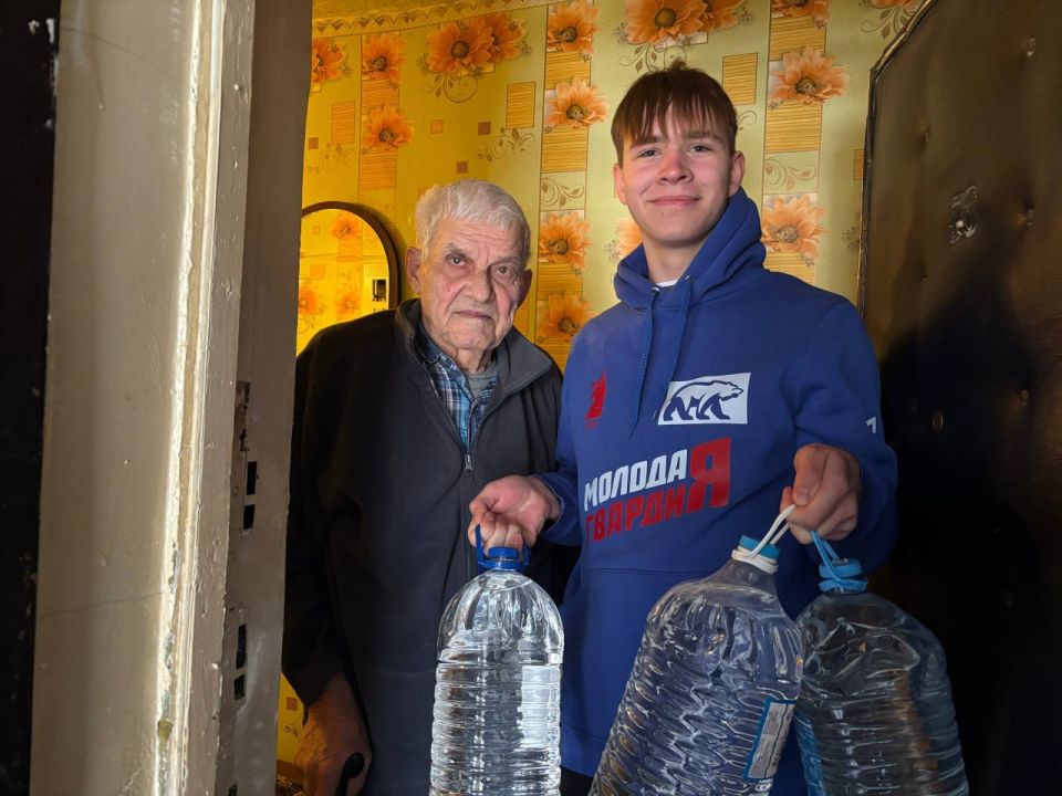 Забота объединяет нас. Ативисты Молодёжки Горловки в рамках акции «Молодёжь не оставит в беде» разнесли воду маломобильным гражданам