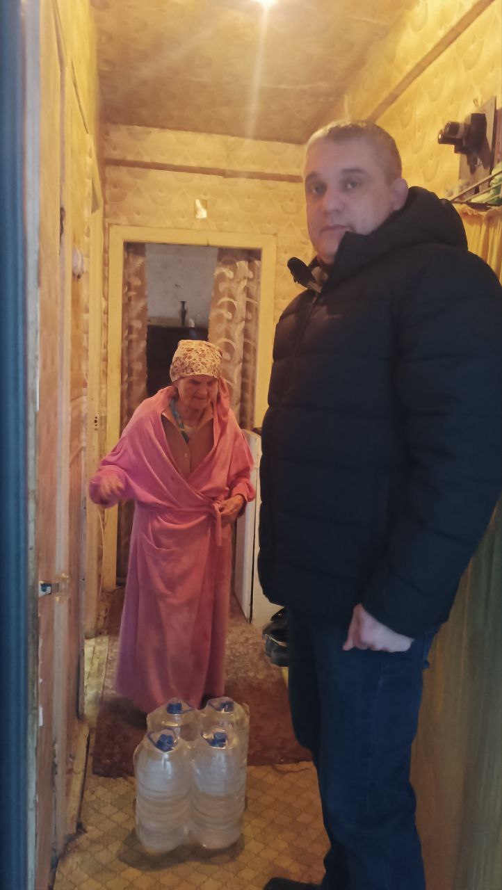 Роман Конев: 22 января 2026 года депутат Горловского городского совета от фракции «Единая Россия» Павел Калфакчиян осуществил адресный подвоз воды