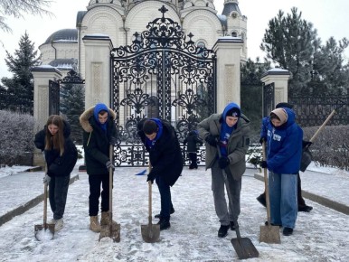 Молодёжка Горловки очистила снег