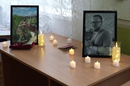 Четыре «Парты Героя» открыли в Горловке в память о погибших в ходе СВО земляках