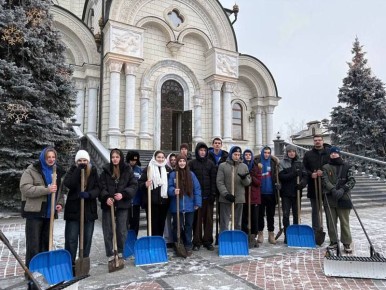 «Люди нас благодарят и присоединяются»: Молодежь Горловки помогает бороться с непогодой