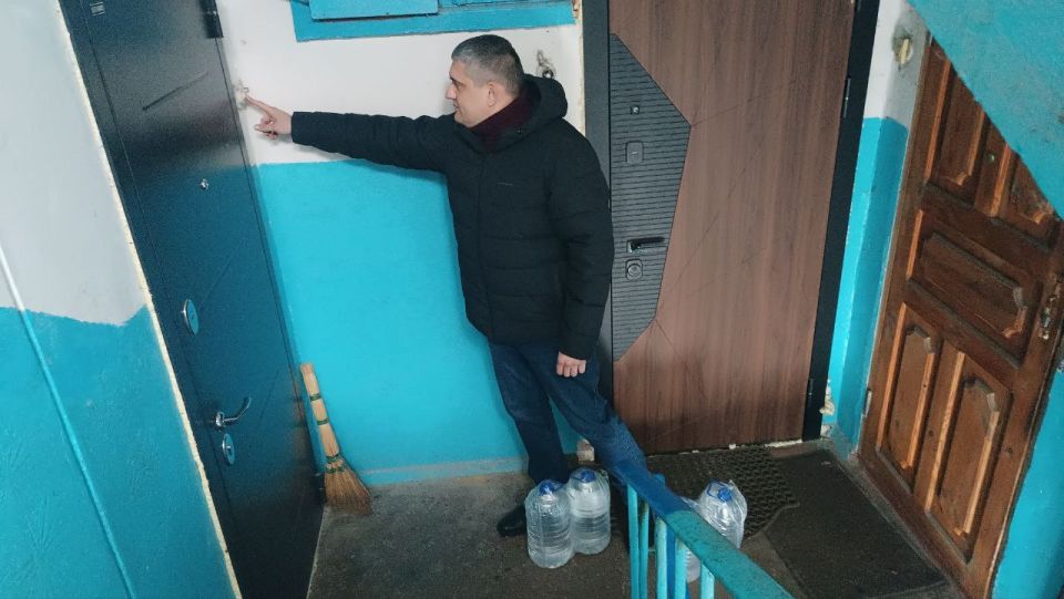 Роман Конев: 5 февраля 2026 года депутат Горловского городского совета от фракции «Единая Россия» Павел Калфакчиян осуществил адресный подвоз воды