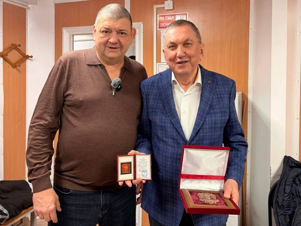 Приходько вручил памятный герб Горловки аварийному отряду из Кузбасса