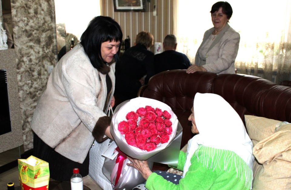 Долгожительницу поселка Зайцево поздравили со столетним юбилеем