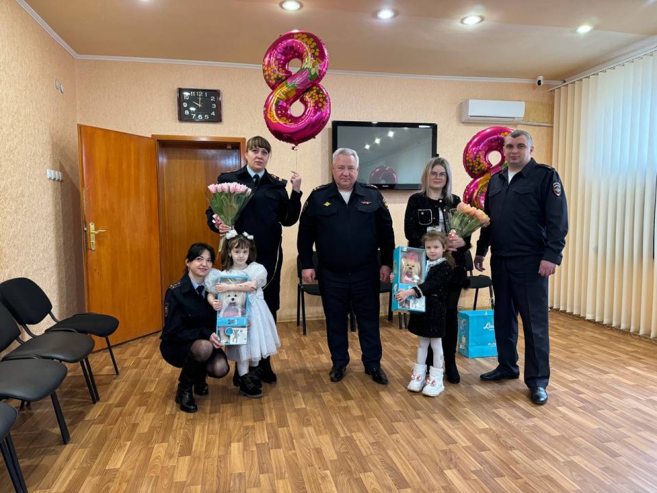 Полицейские поздравили с наступающим праздником семьи погибших сослуживцев