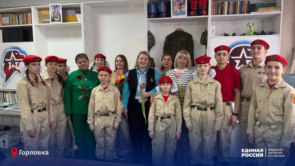 «Цветы мамам Героев»: в Горловке поздравляли женщин, воспитавших защитников