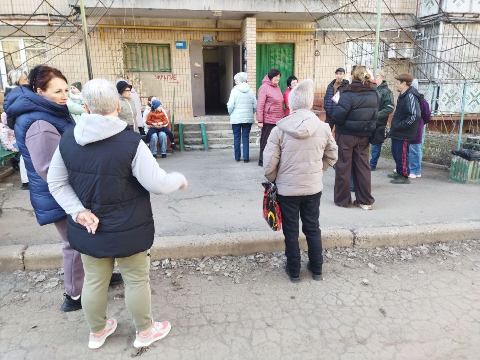 Роман Конев: В Никитовском районе Горловки, в рамках проекта «Управдом» от «Единой России», представители Единого регионального фонда управления МКД и сотрудники Управы провели серию встреч с жителями