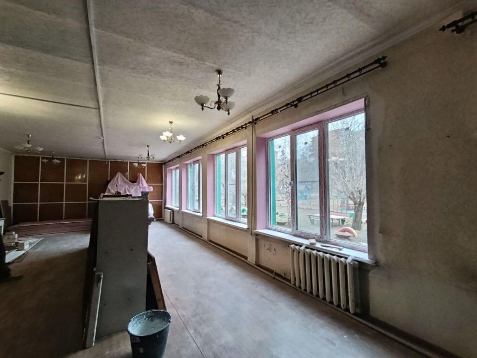 Кузбасс завершает замену 48 окон в пострадавшем образовательном учреждении Горловки