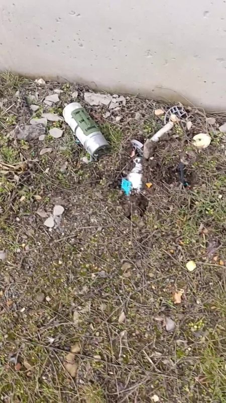 Два боеприпаса, которыми украинские террористы пытались повредить трансформаторы на электроподстанции в Горловке