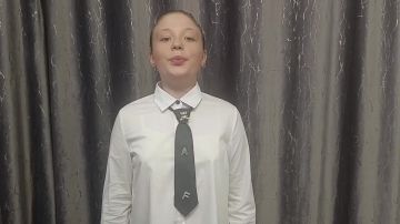 Школьники Центрально-Городского района продолжают поздравлять работников культуры с профессиональным праздником