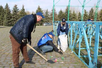 Сегодня, 4 апреля 2026 года, депутаты Горловского городского совета и работники Аппарата Горловского городского совета Донецкой Народной Республики приняли активное участие в весеннем субботнике