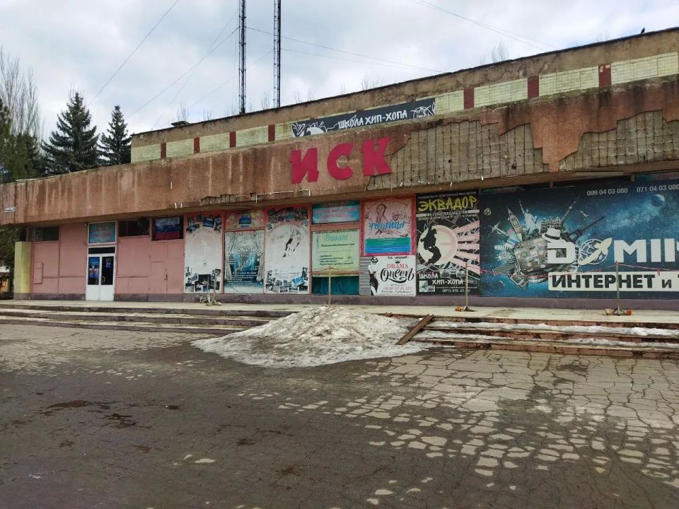 Современный, просторный Дворец молодёжи – его хотят видеть в своём городе юные горловчане