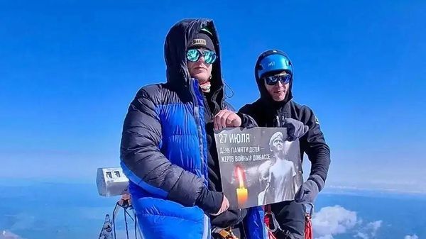 Двое жителей Горловки водрузили на Эльбрусе знак в честь Ангелов Донбасса