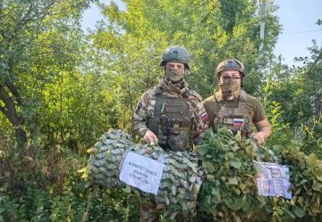 Горловское отделение КСВО ДНР передало маскировочные сети артиллеристам 132-й бригады