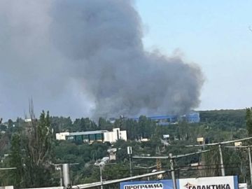 В Макеевке после атаки БПЛА ВСУ сгорел торговый центр «Галактика», сообщает Горловская мозаика