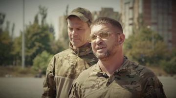 Денис Шимановский: В честь Международного дня гуманитарной помощи вместе с руководителем Народной Дружины передали нашим бойцам бронированный автомобиль