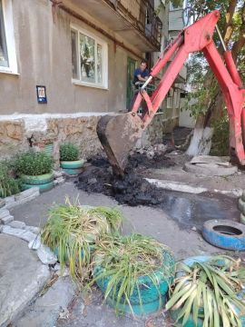 В Горловке продолжаются плановые работы по замене выпусков водоотведения