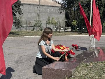 В Центрально-Городском внутригородском районе Горловки возложили цветы к памятнику в сквере Советской армии