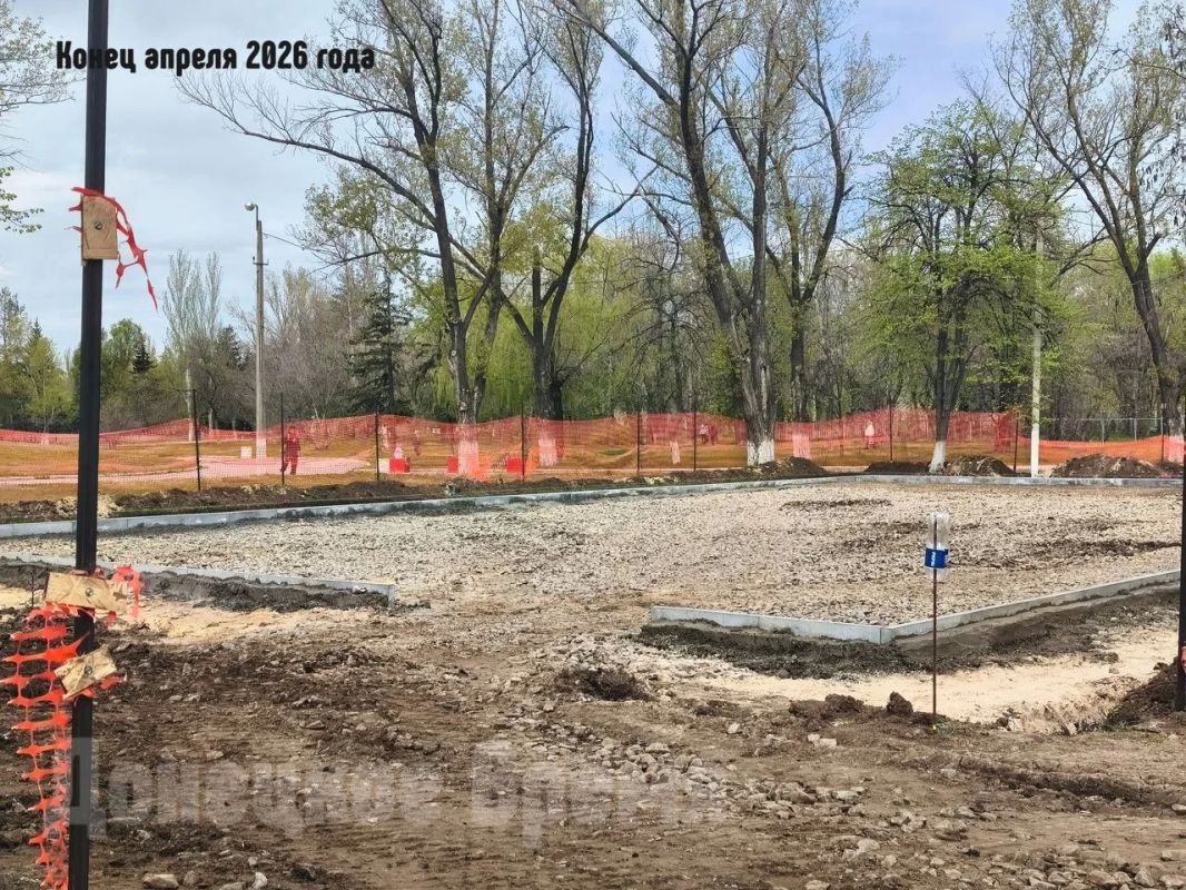 Благоустройство продолжат в следующем году: в центре Горловки построили новую детскую площадку