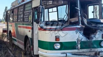 В Горловке 11 человек пострадали при ударе беспилотника по автобусу