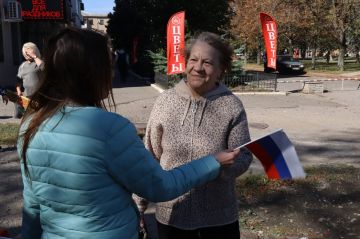 В Центрально-Городском районе Горловки прошла акция по раздаче флагов в цветах российского триколора