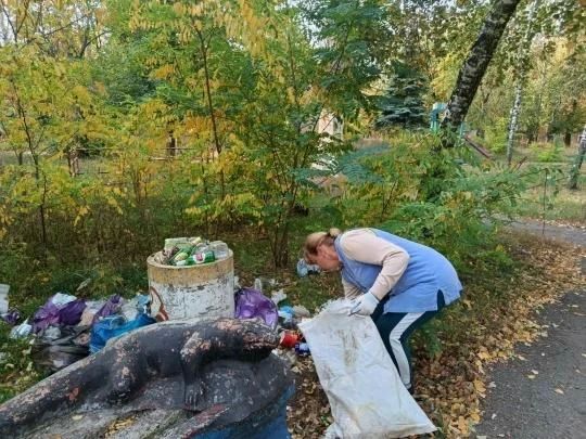 В Калининском районе Горловки прошел субботник под девизом "Делаем наш район чище и уютнее!"