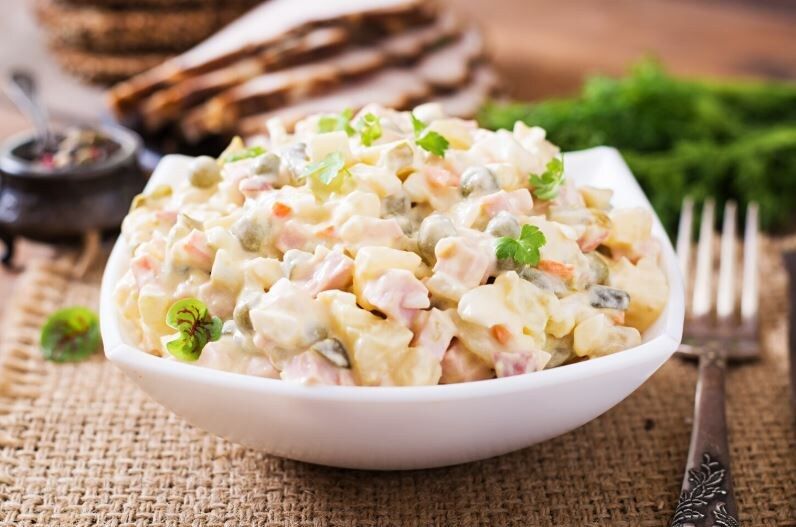 Как сделать традиционный оливье более полезным: советы к празднику